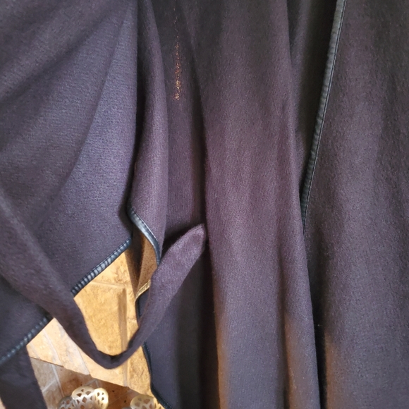 Black with faux leather trim belt poncho shawl 2xl or 3xl - Picture 8 of 10